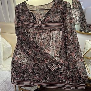 Beautiful floral top!